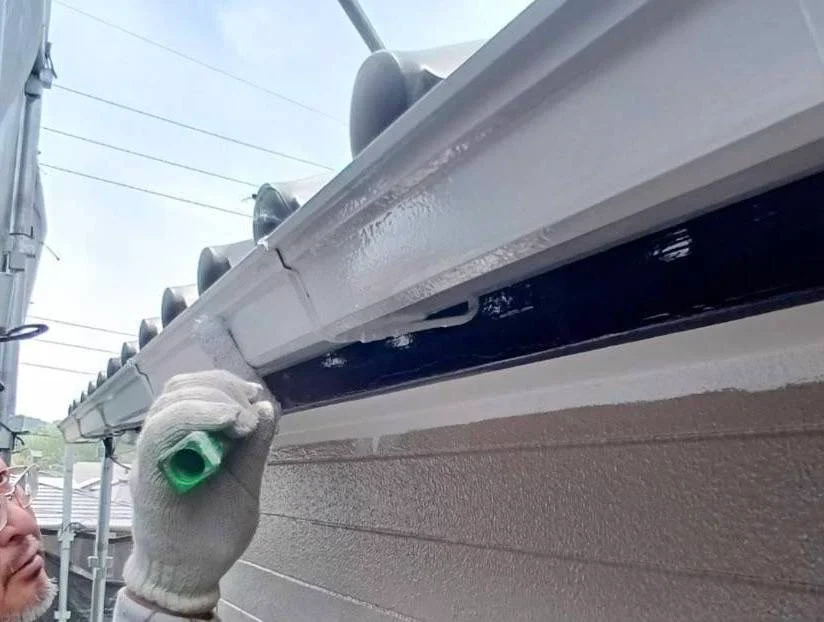 岡崎市での外壁塗装工事・軒下塗装の様子をご紹介しますの画像