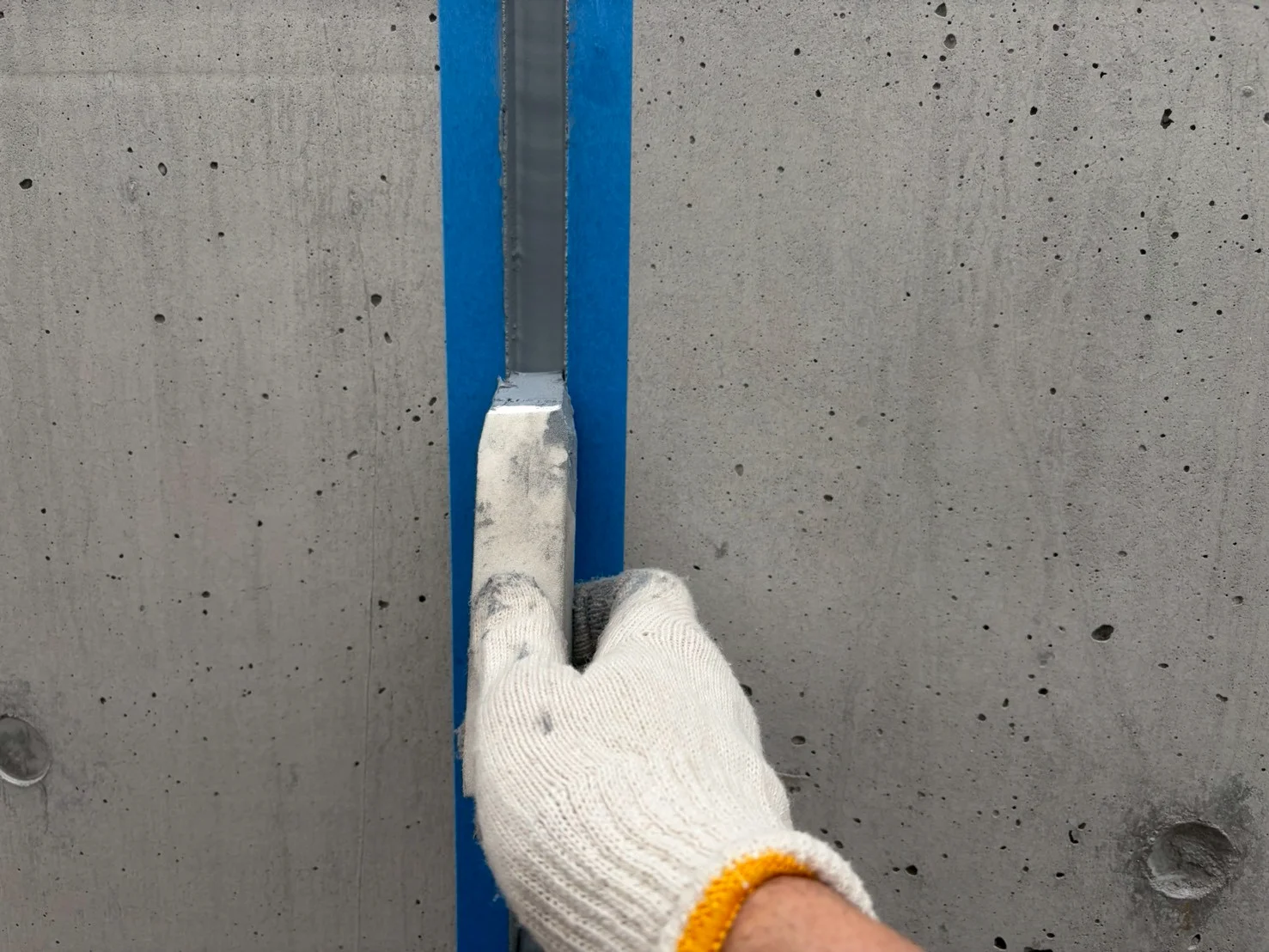 岡崎市 外壁塗装 外壁目地コーキング ヘラ押さえ仕上げ