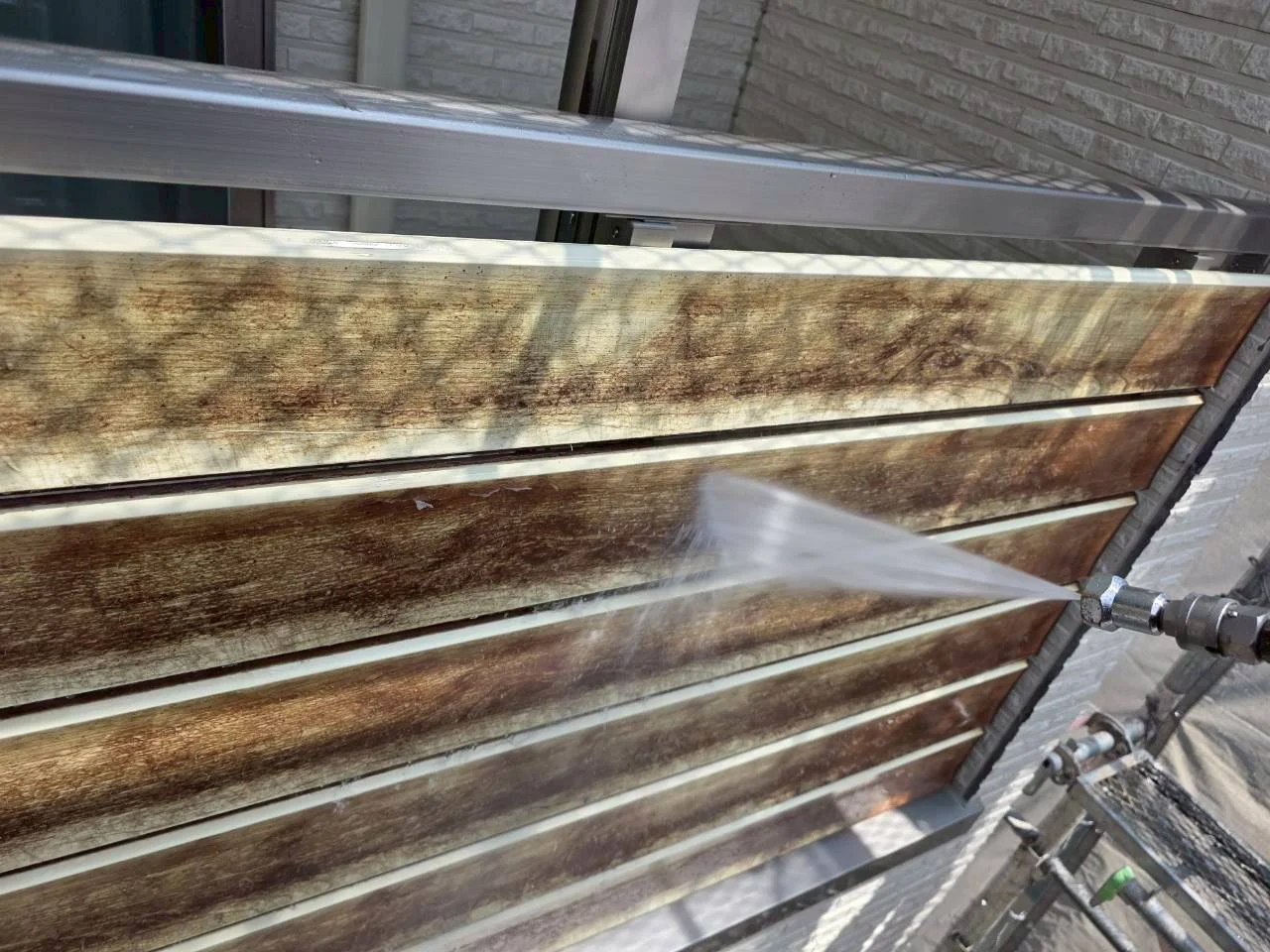 高圧洗浄機を使用して木部の洗浄 高圧洗浄機を使用して木部の洗浄